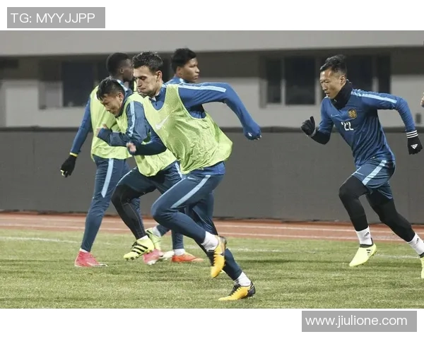 小孩与足球明星击掌瞬间感动无数网友温暖互动引发热议