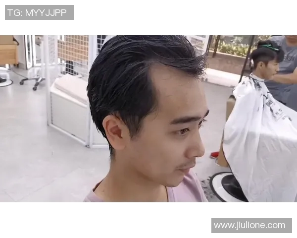 足球明星们的M字发际线与魅力风采的完美结合探讨