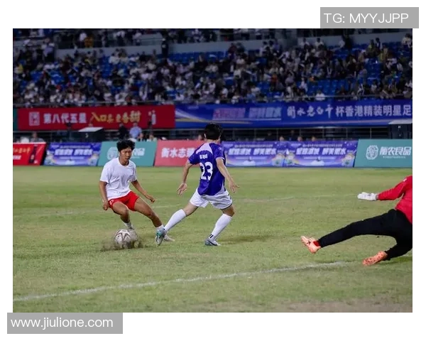 足球明星的魅力与风采尽显在场上场下的精彩瞬间图片分享